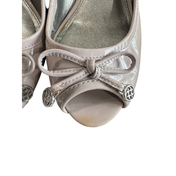 Coach Leah Patent Leather Peep Toe Wedges Taupe Logo Charm Bow 6B - Picture 7 of 8